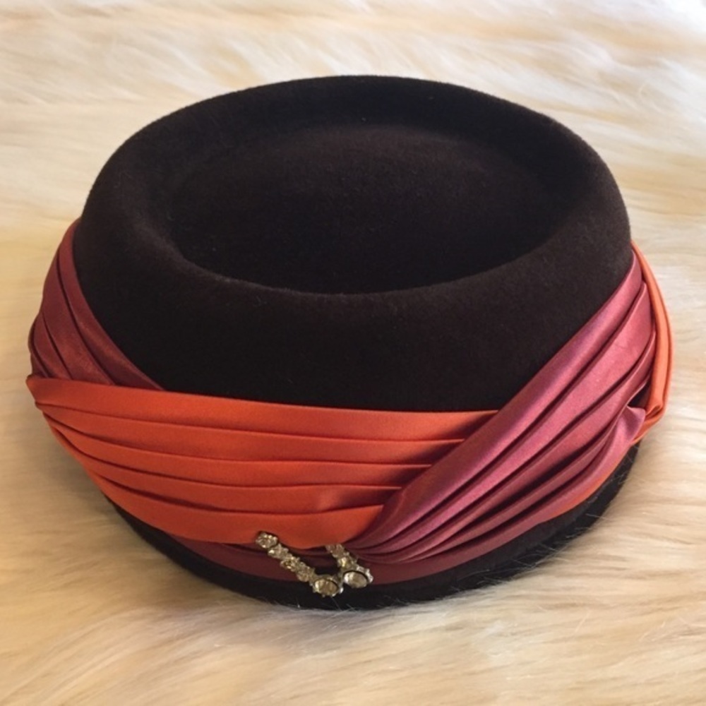 VINTAGE CHOCOLATE BROWN‎ HAT/ORIGINAL BROOCH Peach Satin Trim Knot - Picture 1 of 4